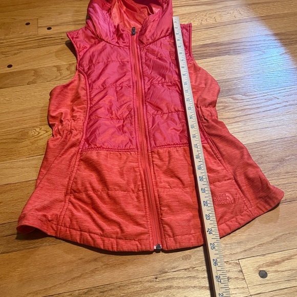 The North Face Red / Pink Active Vest w/ hood Womens Sz Small - Picture 4 of 7